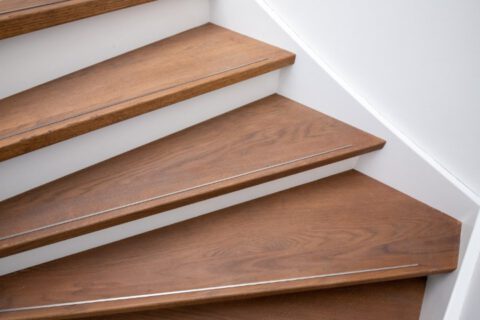 Trap met houten treden